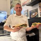 �Il figlio di Domenico, Giuseppe, invent� invece il ciccio�, rivela il 55enne Ciro Fraddosio, proprietario del locale �Enzo e Ciro� aperto dal 1988 in via Imbriani. Lui fa parte di un�altra famiglia storica di pizzaioli e conosce quindi bene l�origine dei prodotti da forno �made in Bari�